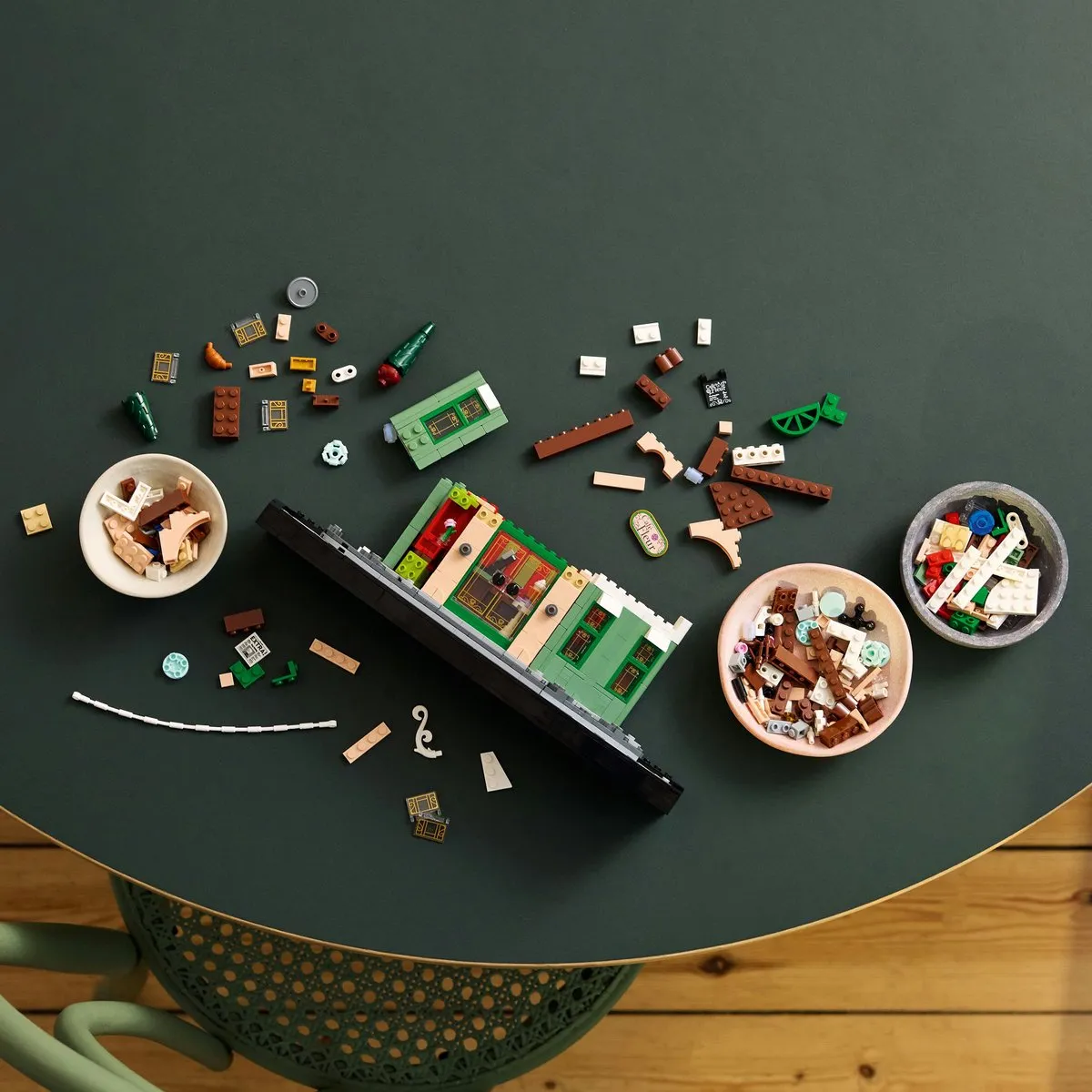 LEGO Icons Frans Café 10362 - 1101 Stukken - Multicolor