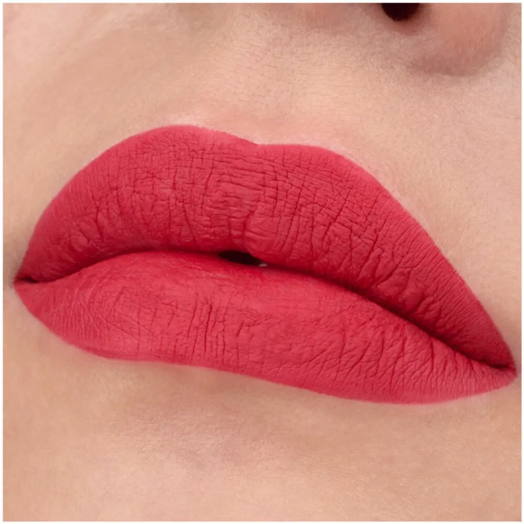 Essence 8h Matte Liquid Lipstick 07 Classic Red - 2,5ml