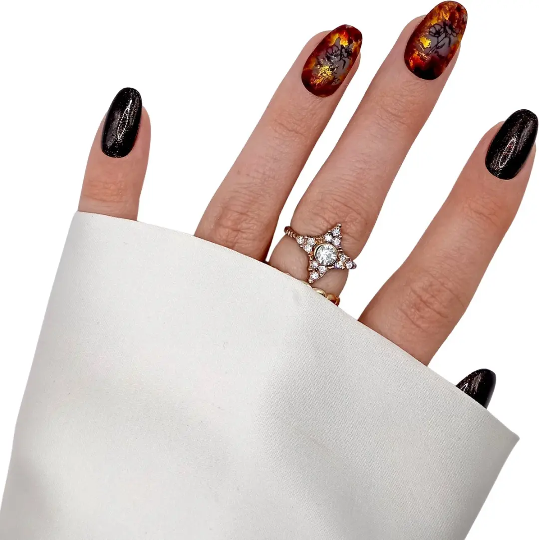 SD Press on Nails No. 73 Unwritten Nagelset - 20 Stuks - Medium Rond - Zwart Bruin Shimmer