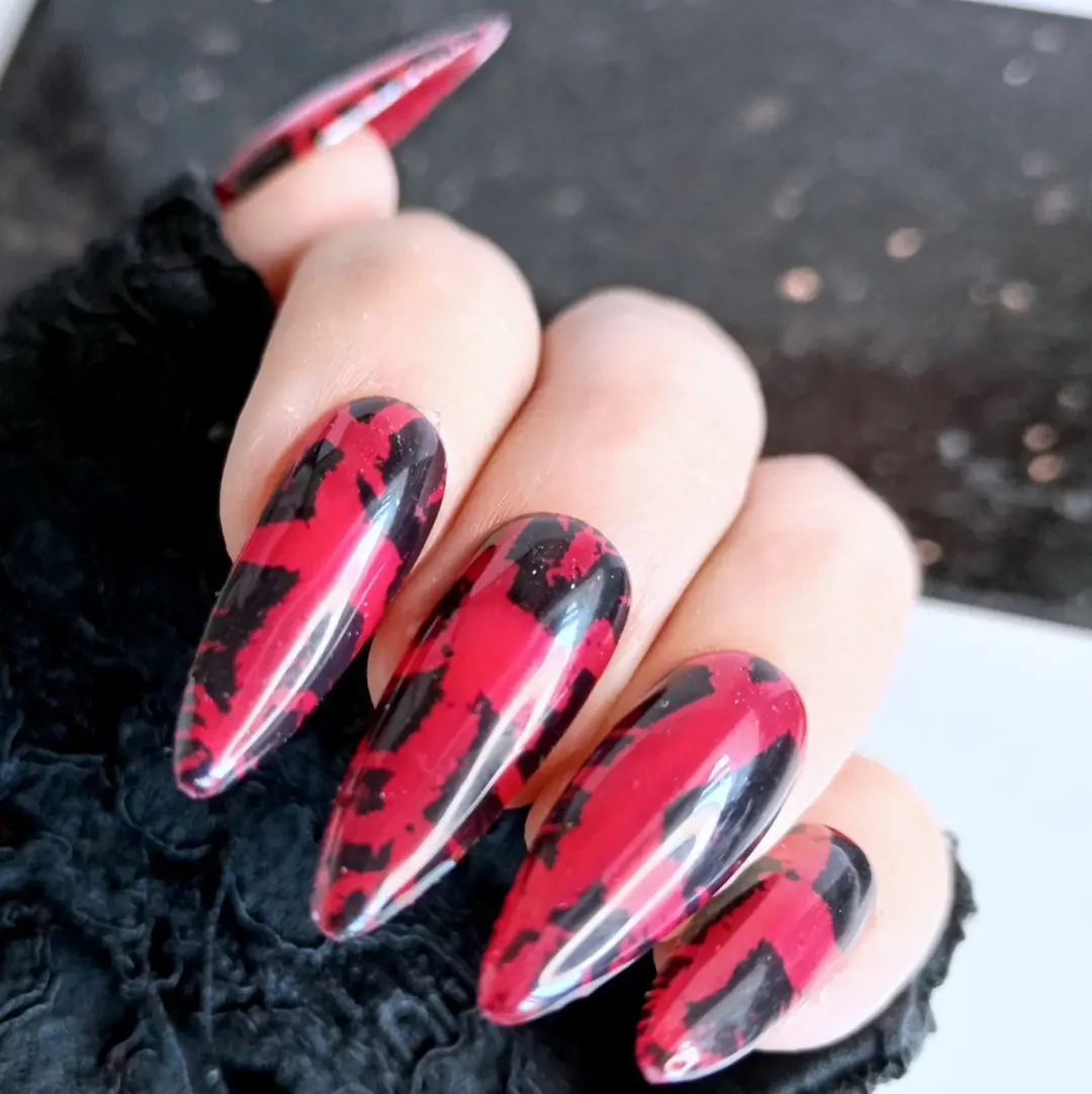SD Press on Nails No. 43 Bad Blood XL Stiletto - 20 Stuks - Rood/Zwart Crackle