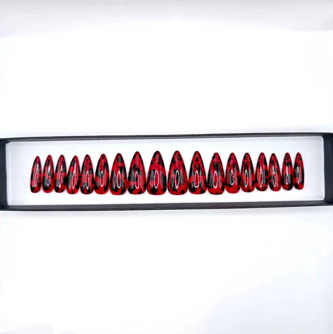 SD Press on Nails No. 43 Bad Blood XL Stiletto - 20 Stuks - Rood/Zwart Crackle