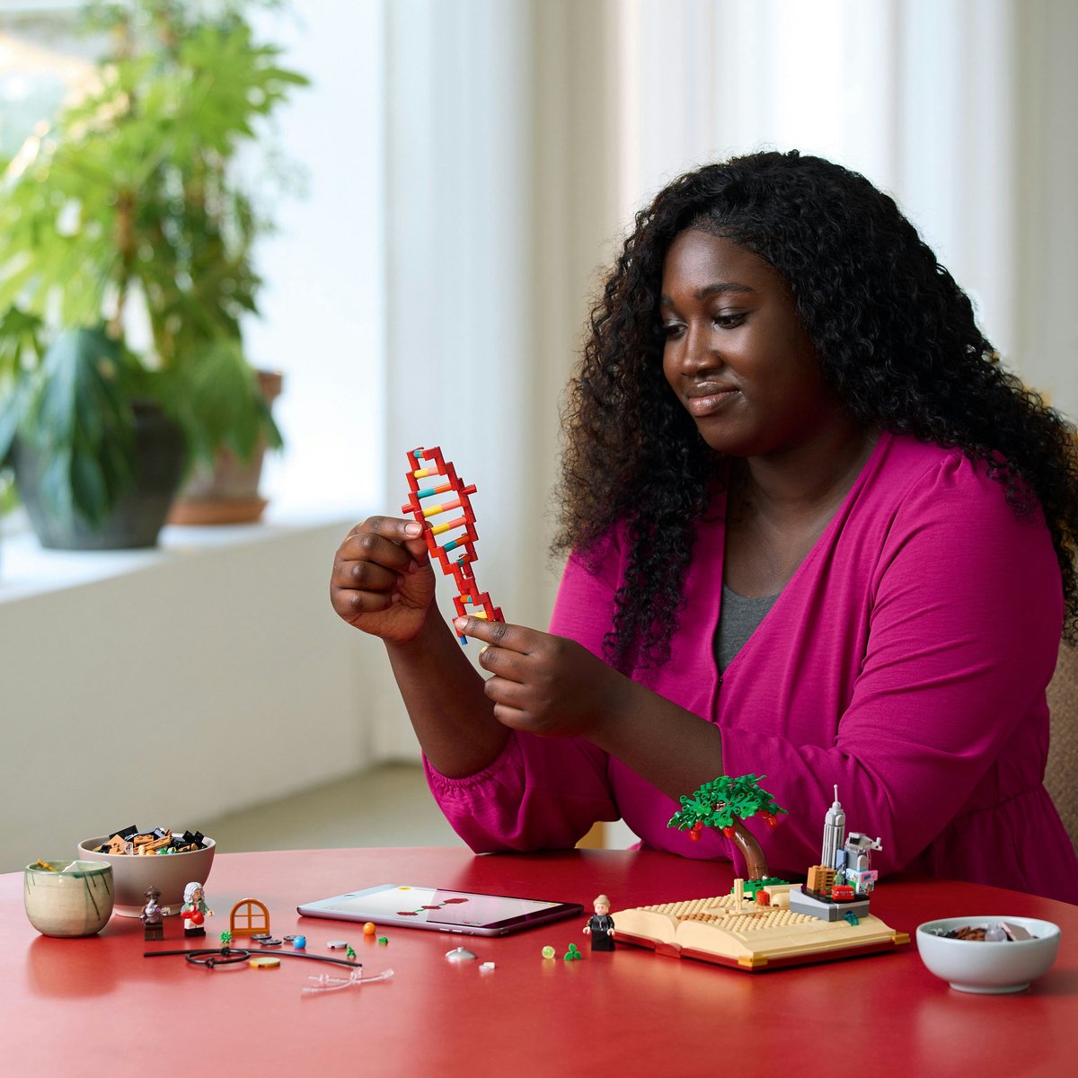 LEGO® Ideas De Evolutie van STEM, Wetenschappelijk Cadeau voor Volwassenen, Verzamelmodel met 3 Minifiguren Waaronder Marie Skłodowska-Curie 21355
