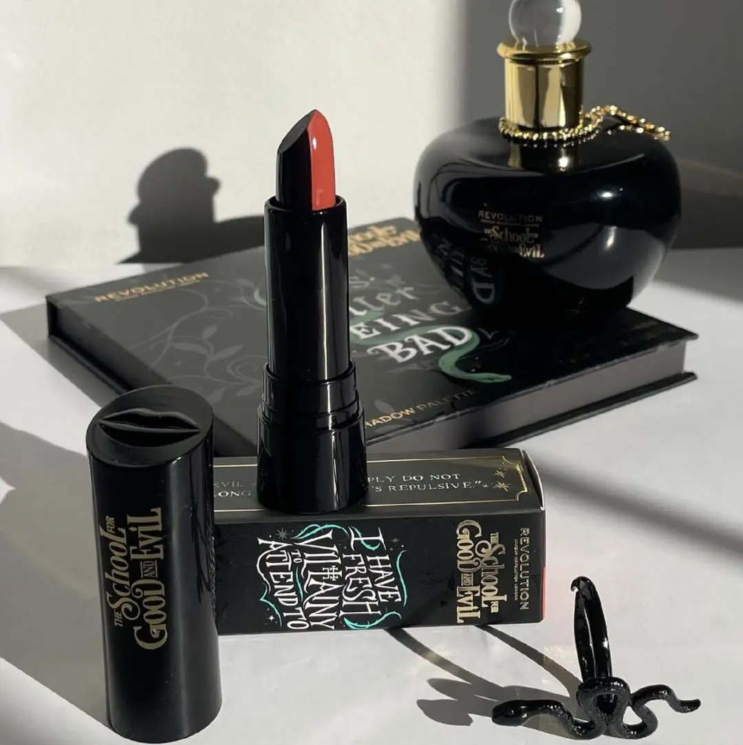 Makeup Revolution x The School Of Good & Evil Lippenstift Nevers - 3.5ml