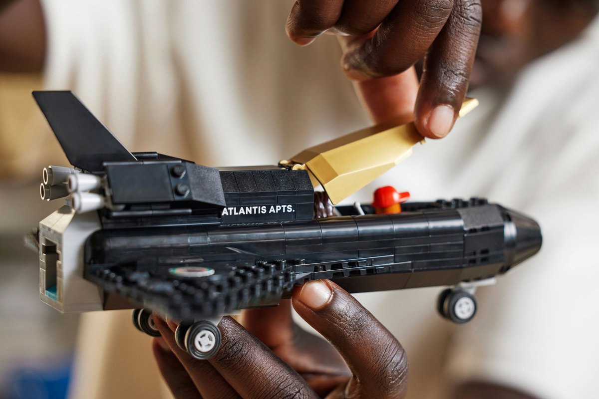 LEGO Icons Over de maan met Pharrell Williams - 10391