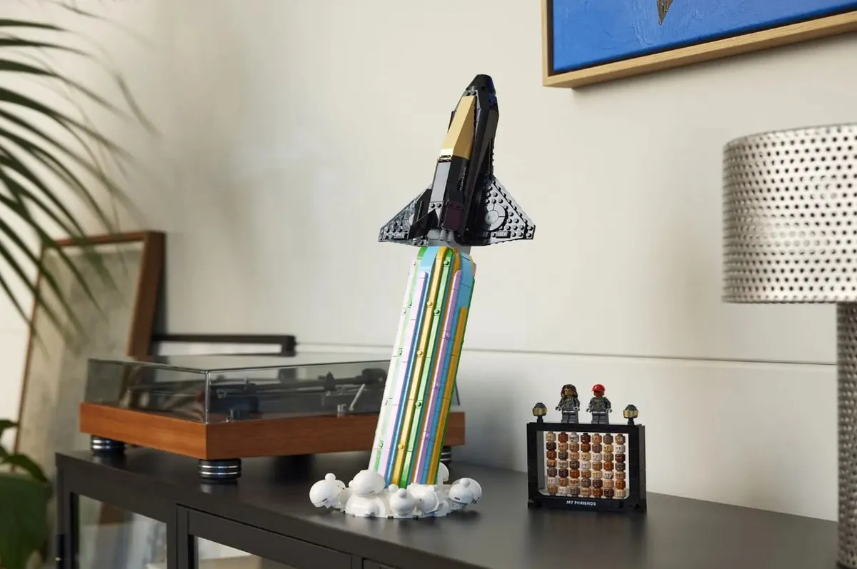 LEGO Icons Over de Maan met Pharrell Williams 10391 - 966 Stukken