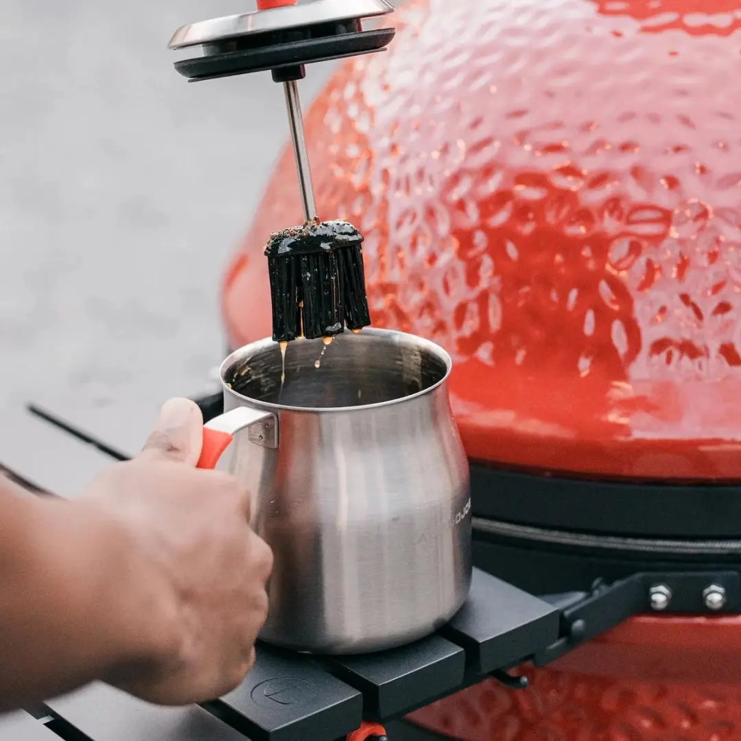 Kamado Joe Basting Pot met Borstel - Zilver/Rood