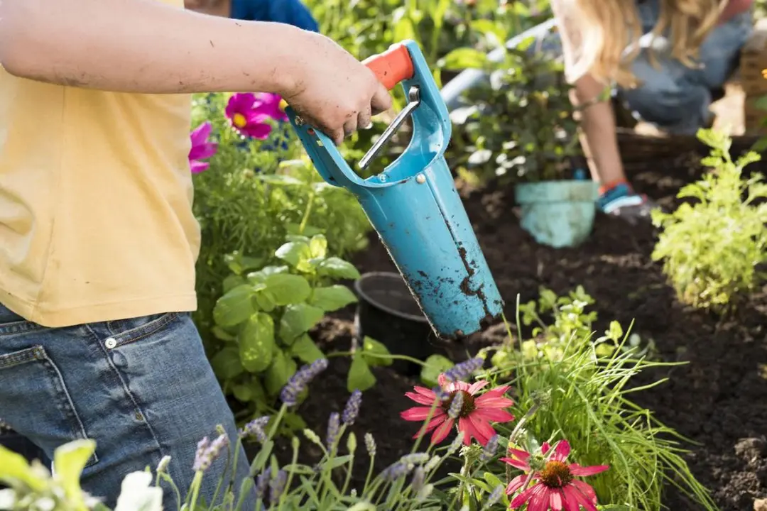 Gardena Bollenplanter - Automatische aardeloslating