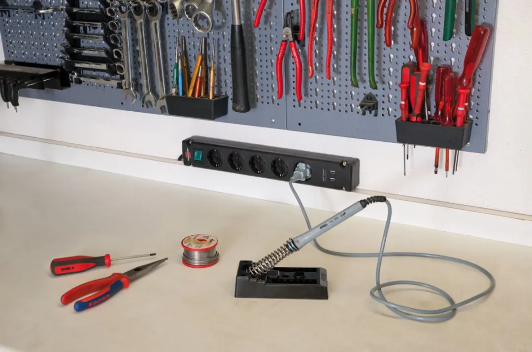 Brennenstuhl Bremounta USB Stekkerdoos 5x - 3500W - 2x USB - Zwart
