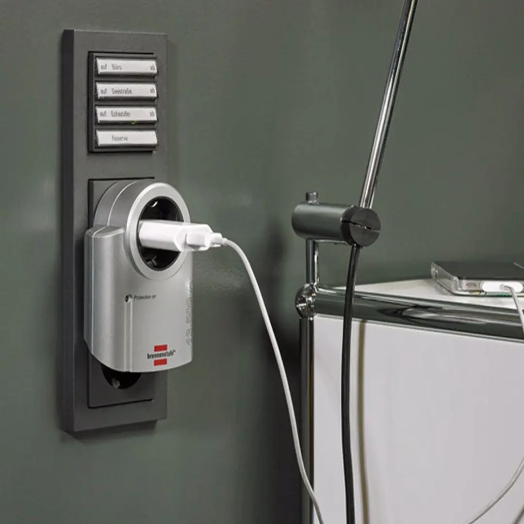 Brennenstuhl Primera-Line Beveiligingsadapter 3680W - 13.500A - Zwart