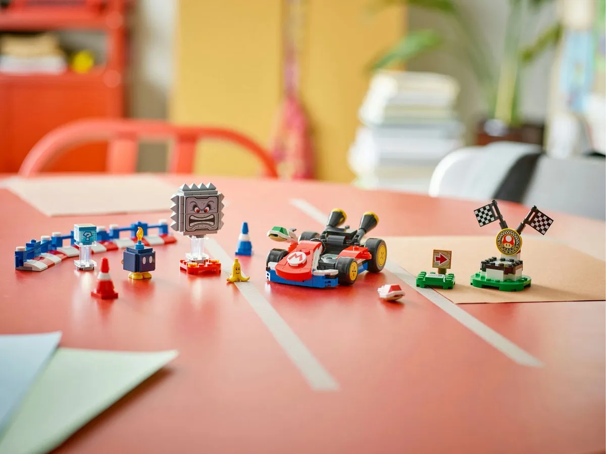 LEGO Super Mario Mario Kart 72043 - 278 Stukken - 3 Minifiguren