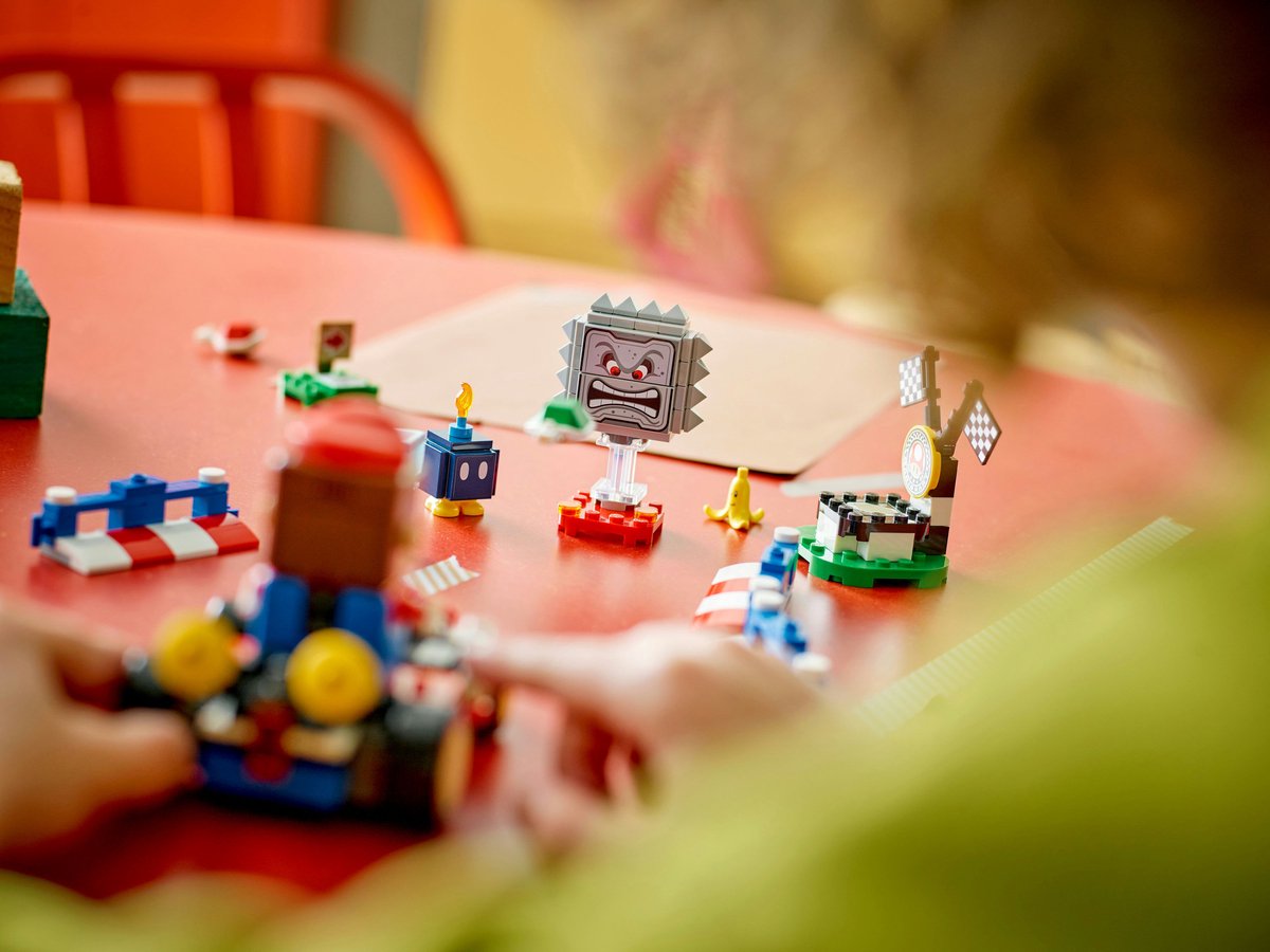 LEGO® Super Mario™: Mario Kart™ – Interactieve LEGO® Mario™ en Standaardkart - 72043