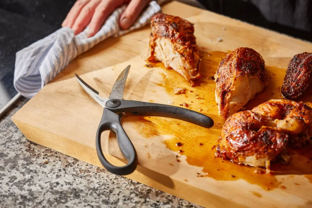 Fiskars Essential Gevogelteschaar 23cm - Zwart