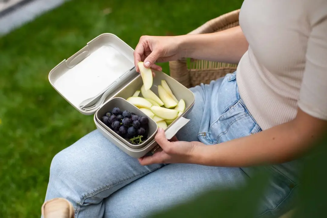 Koziol Candy Ready Lunchbox & Bestekset 1.25L - 2 Vakken - Paars