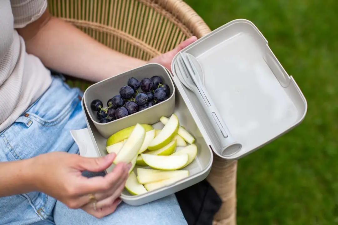 Koziol Candy Ready Lunchbox & Bestekset 1.25L - 2 Vakken - Paars