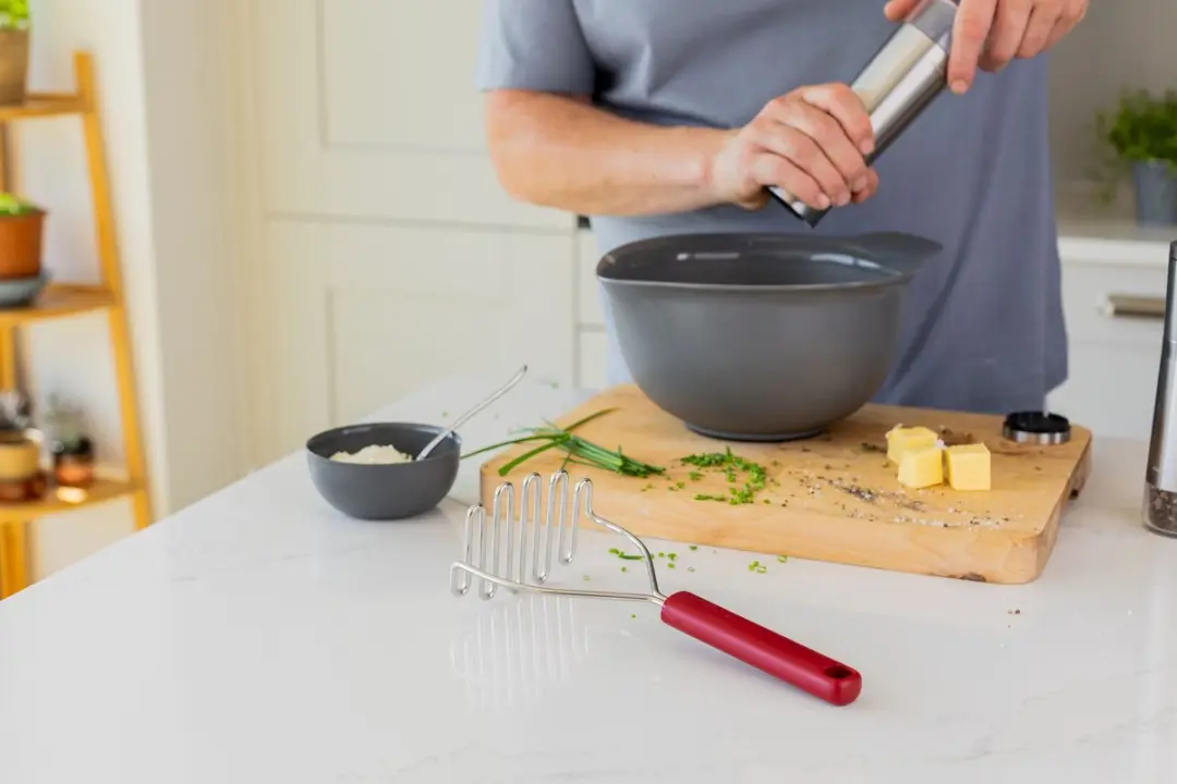 KitchenAid Aardappelstamper 25,5cm - Rood