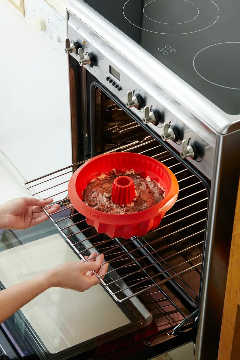 Lékué Bakvorm Savarin Spiraal Siliconen - Ø20cm - Rood - afbeelding 6 van 6