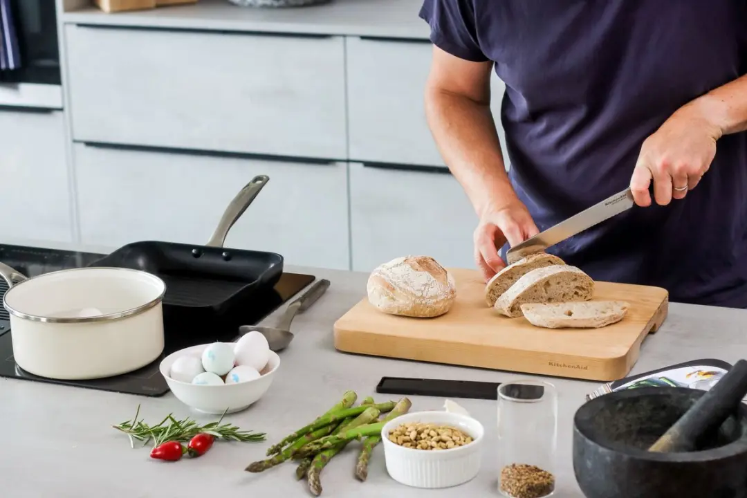 KitchenAid Gourmet Broodmes 20cm - Zwart