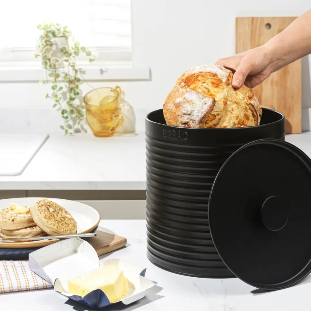 Russell Hobbs Geribbelde Broodtrommel - Zwart