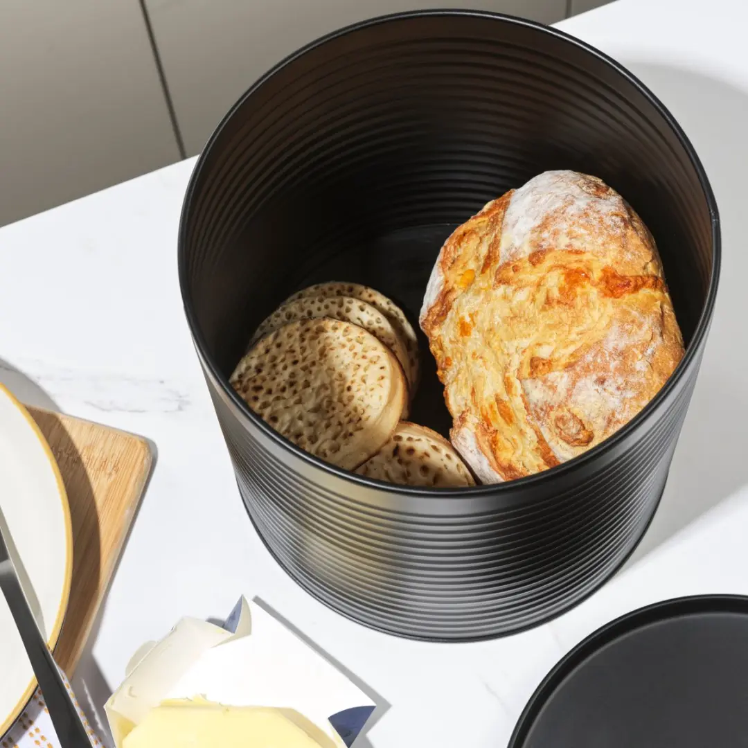 Russell Hobbs Geribbelde Broodtrommel - Zwart
