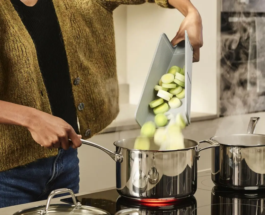 Joseph Joseph Chop2Pot Plus Snijplank Lichtblauw - Medium