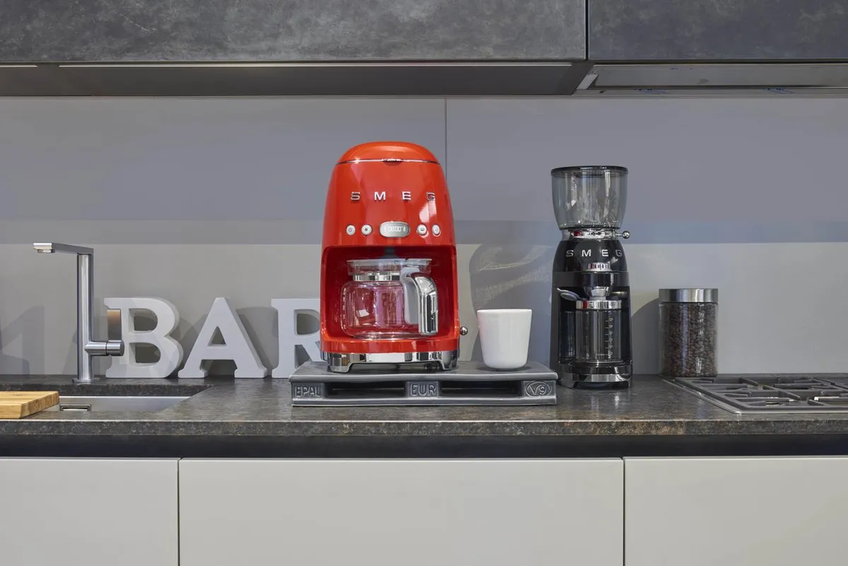 Smeg DCF02RDEU Filterkoffiemachine - 10 Kopjes - 1,4L - Rood