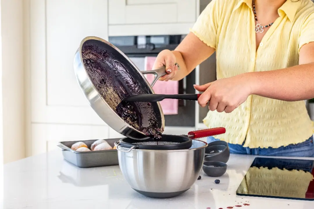 KitchenAid Zeef 17cm Rood - afbeelding 6 van 6