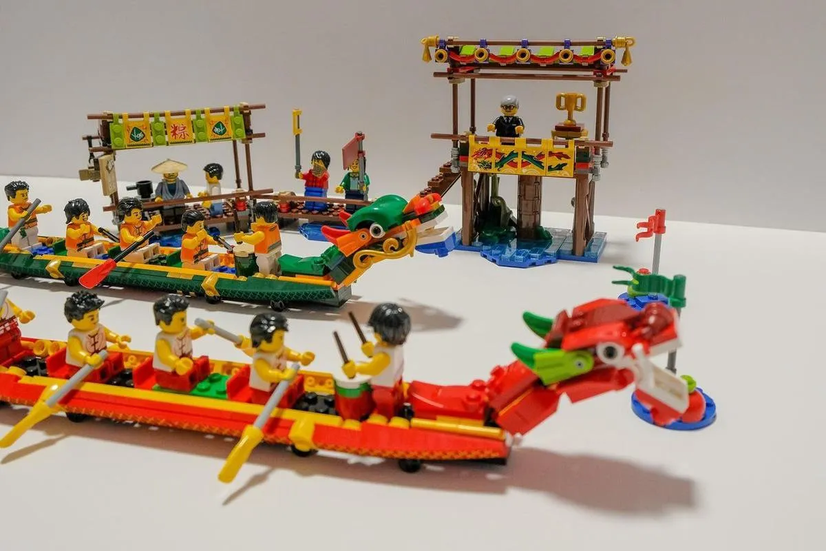 LEGO 80103 Dragon Boat Race - 471 Stukken - 15 Minifiguren
