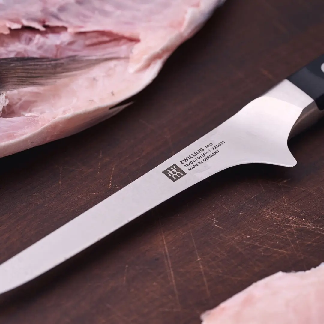 Zwilling Kitchen Uitbeenmes 14cm - Zwart - afbeelding 6 van 6