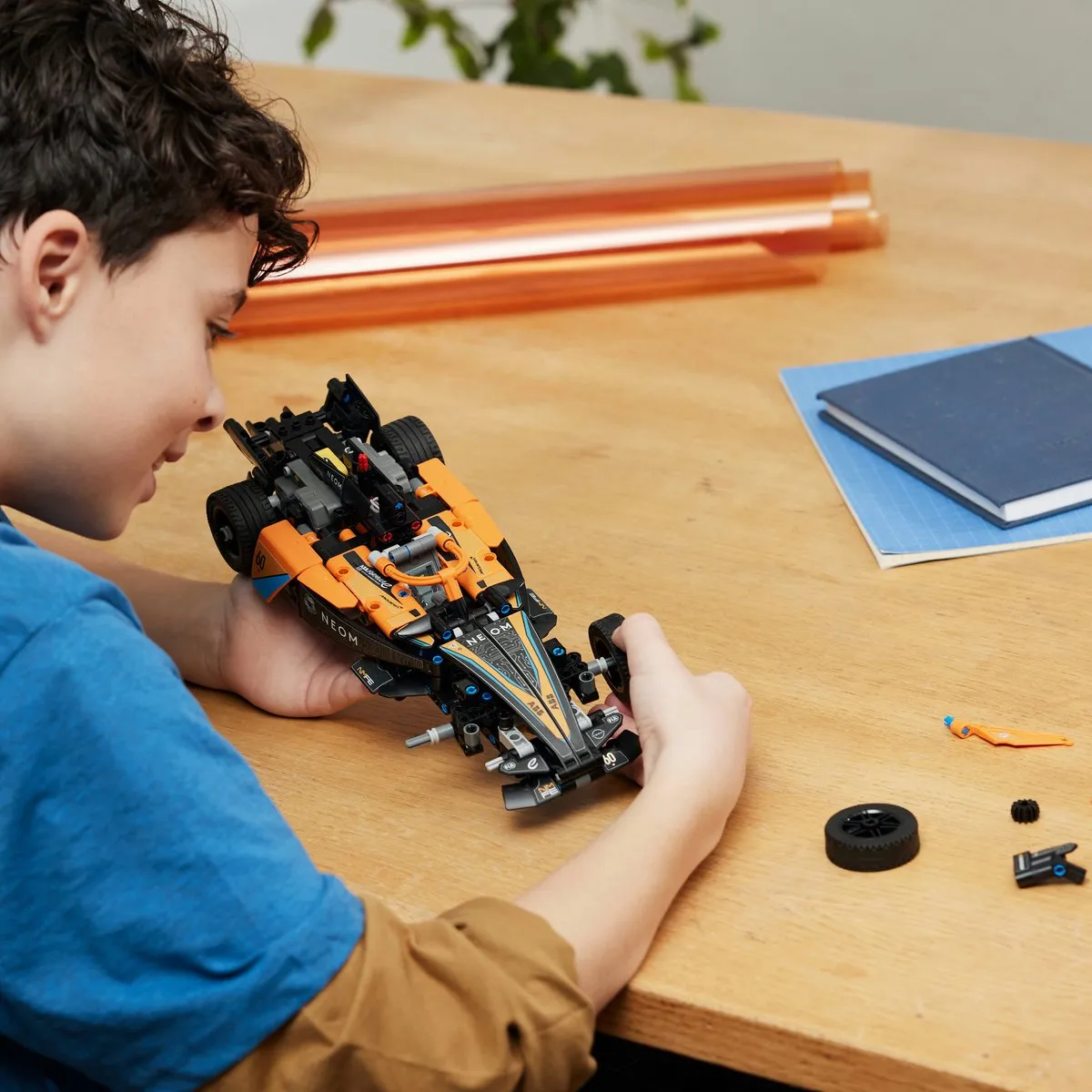 LEGO Technic NEOM McLaren Formula E Racewagen 42169 - 452 Stukken - afbeelding 6 van 6