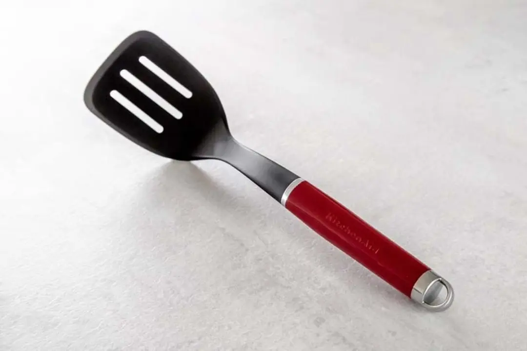 KitchenAid Spatel met Sleuven - Empire Red - Hittebestendig