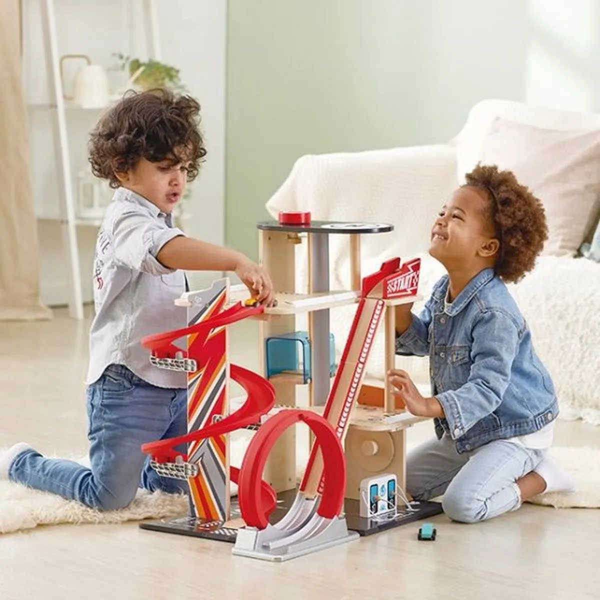 Hape Stunt-Fahrbahn met Ladestation - Veelkleurig - afbeelding 6 van 6