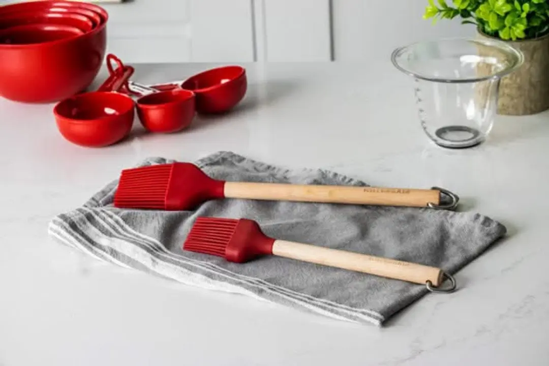 KitchenAid Bakkwast Siliconen 29cm - Rood - afbeelding 3 van 6