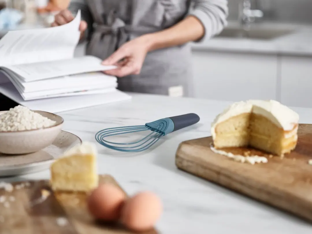 Joseph Joseph Twist Whisk Sky Blue - Opvouwbare Garde