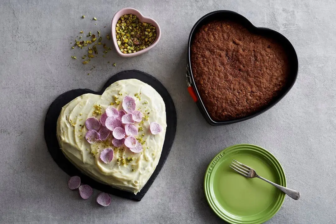 Le Creuset Springvorm Patiliss Hart 26x25cm - Zwart - afbeelding 4 van 5