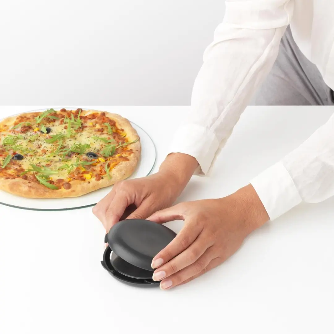 Brabantia Tasty+ Pizzasnijder Deegsnijder - Dark Grey - afbeelding 6 van 6