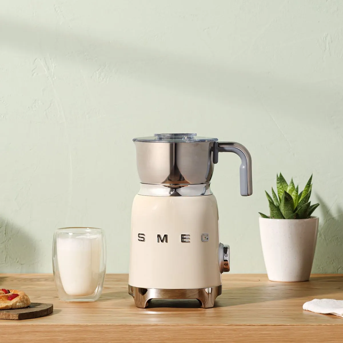 Smeg MFF11CREU Melkopschuimer 600ml - 6 Snelheden - Crème