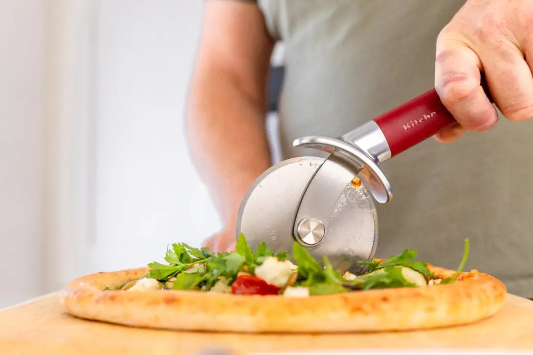 KitchenAid Pizzasnijder 23,5cm - Rood