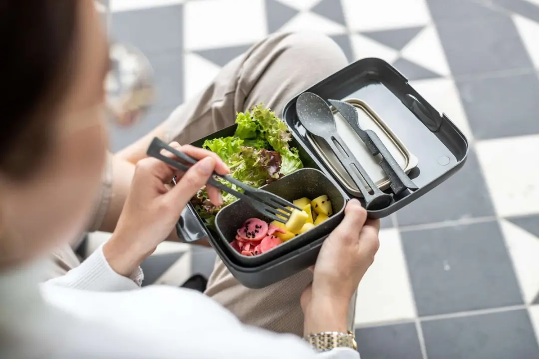 Koziol Candy Ready Lunchbox & Bestekset 1.25L - 2 Vakken - Grijs