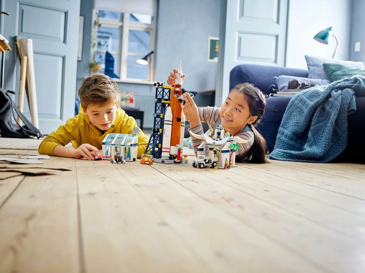LEGO City Raketlanceerbasis 60351 - 1010 Stukken - 7 Minifiguren
