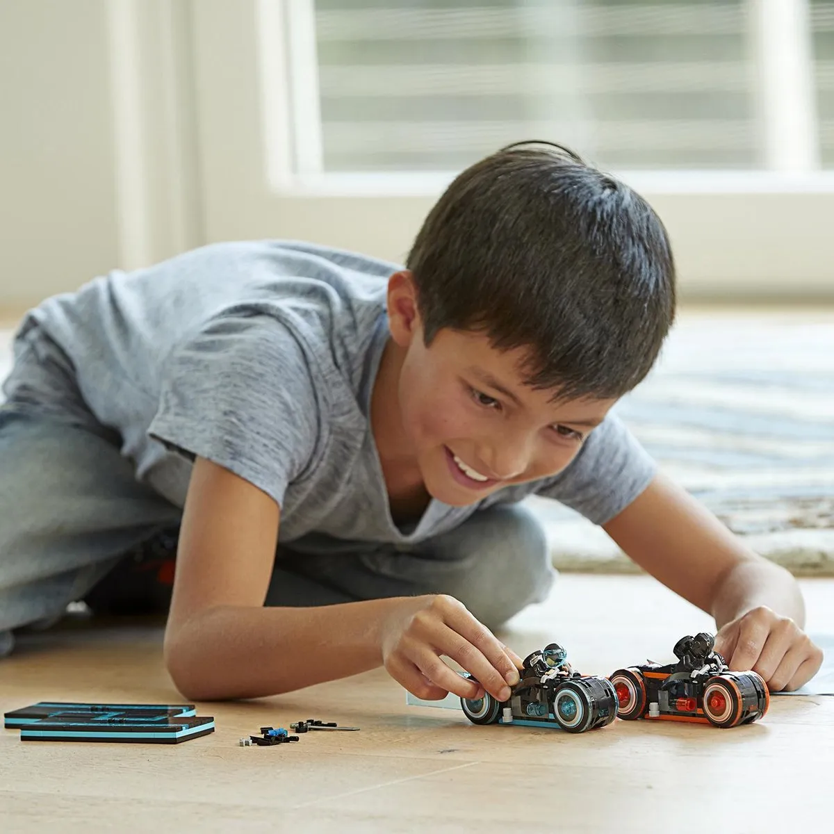 LEGO Ideas TRON Legacy 21314 - 230 Stukken - 3 Minifiguren - afbeelding 2 van 6