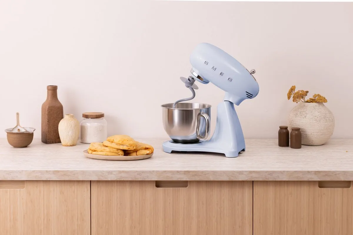 Smeg SMF05PBEU Keukenmachine - 1000W - Pastelblauw