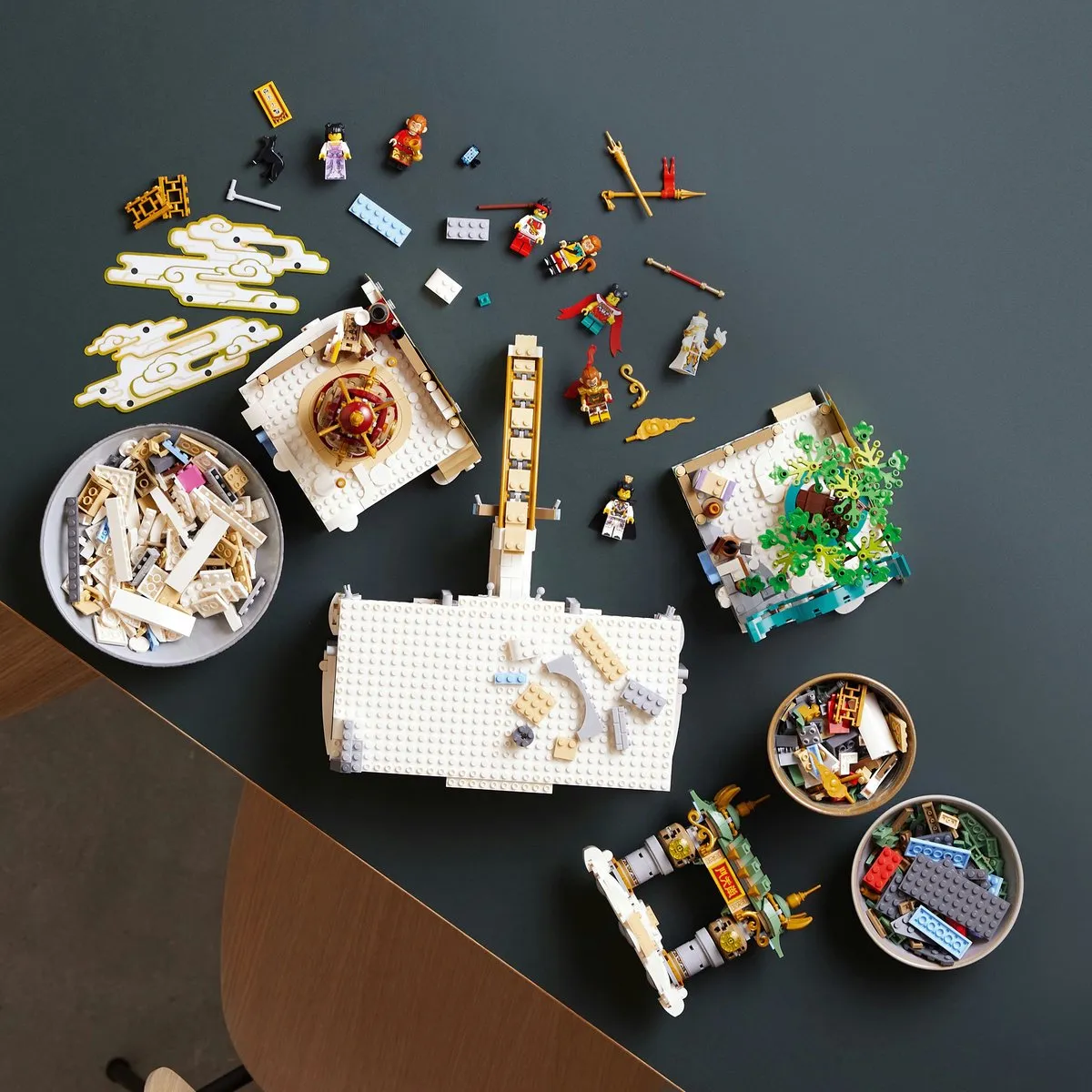 LEGO De Hemelse Rijken 80039 - 2433 Stukken - 8 Minifiguren