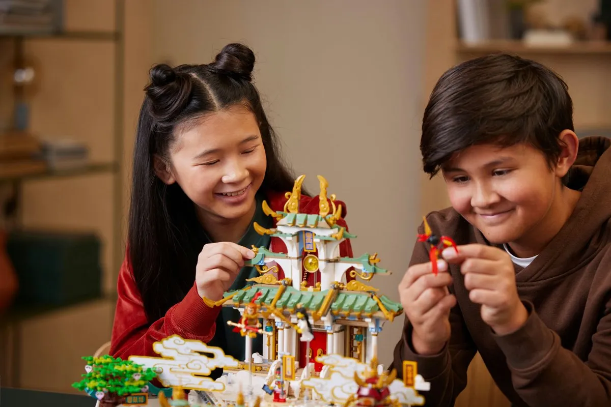 LEGO De Hemelse Rijken 80039 - 2433 Stukken - 8 Minifiguren