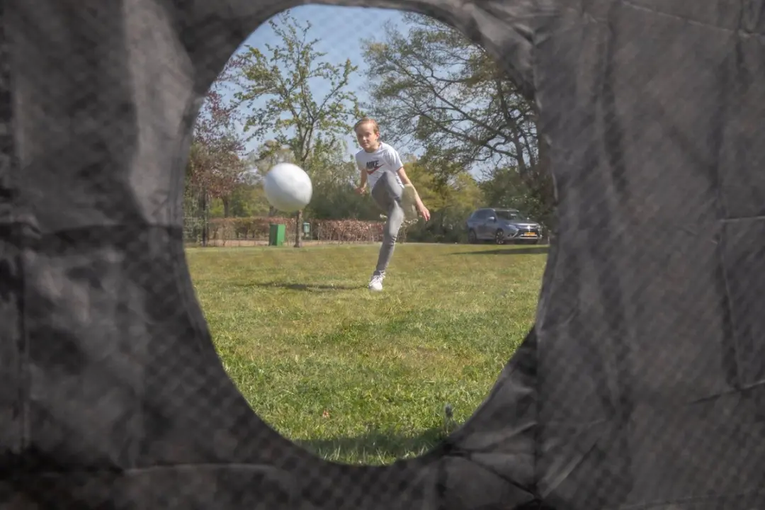 Virtufit Voetbaldoel Pro 220x170cm - Doelwand met 2 open zones - Zwart