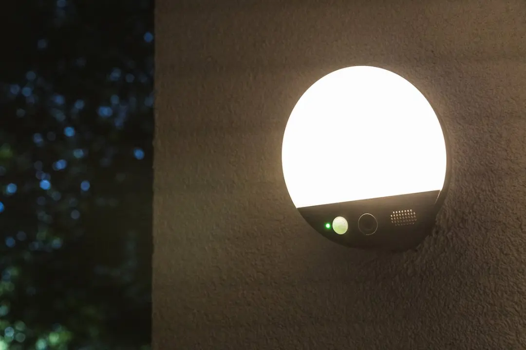 Osram SMART+ Wifi Camera Round Buitenlamp - Warm wit 3000K - Donkergrijs