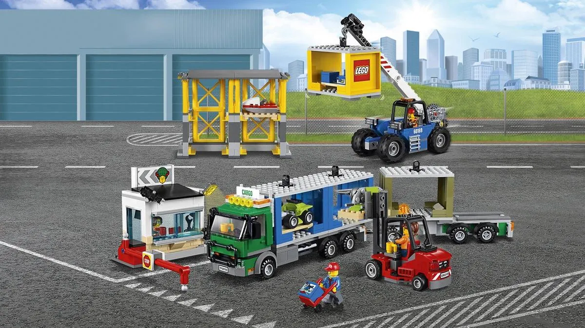 LEGO City Vrachtterminal 60169 - 740 Stukken - 4 Minifiguren
