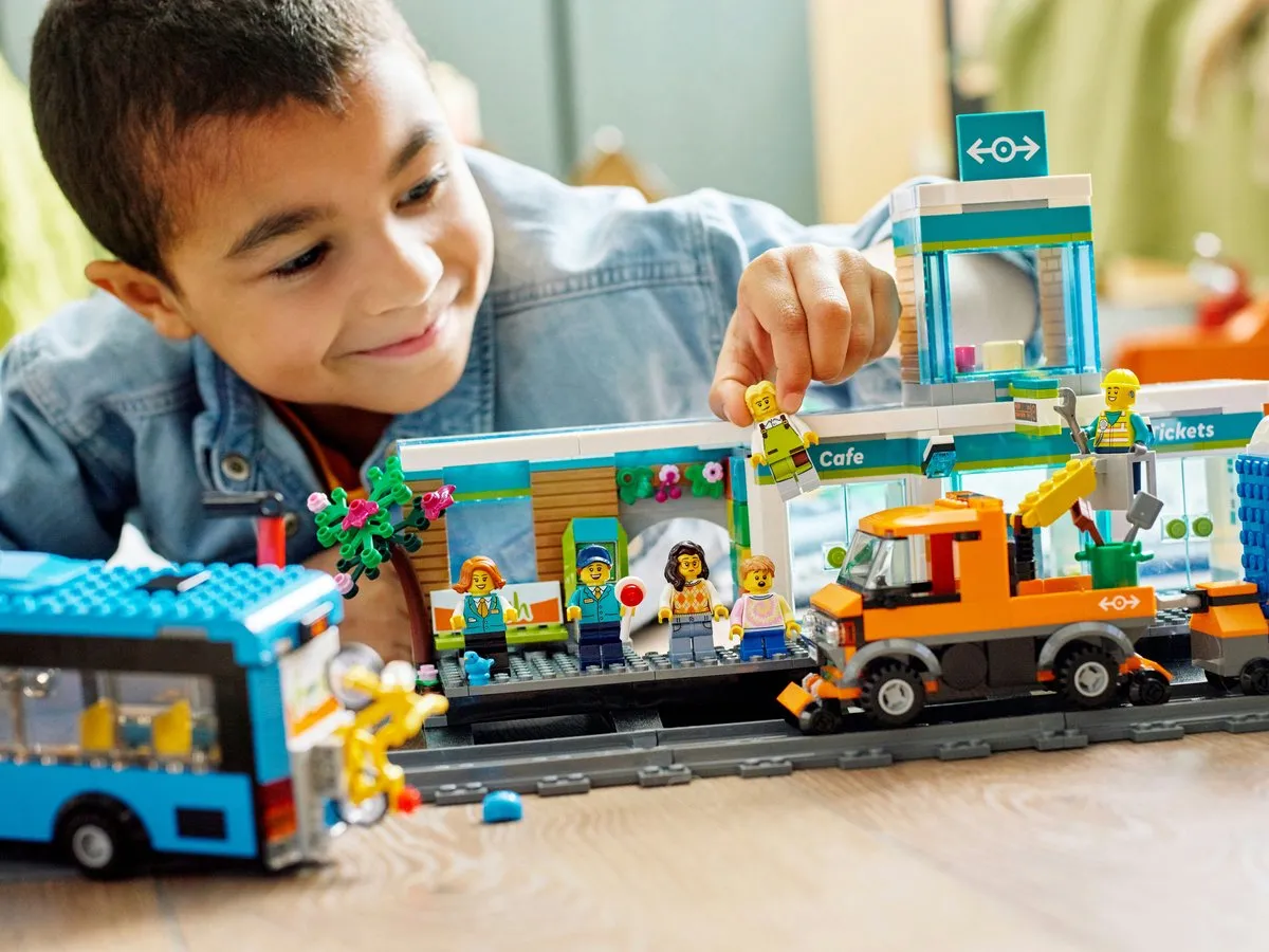 LEGO City 60335 Treinstation - 883 Stukken
