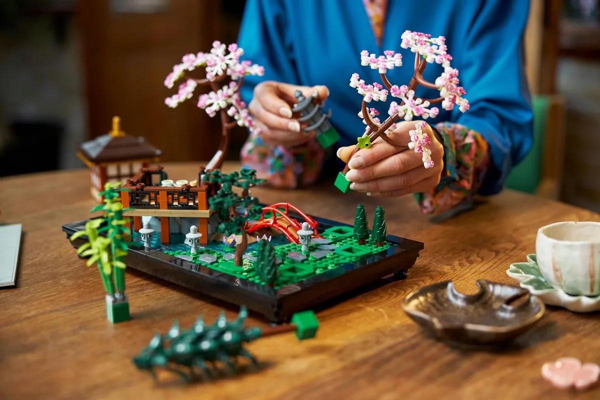 LEGO Icons Rustgevende Tuin 10315 Bouwpakket - 1363 Stukken - Meerkleurig - afbeelding 6 van 6