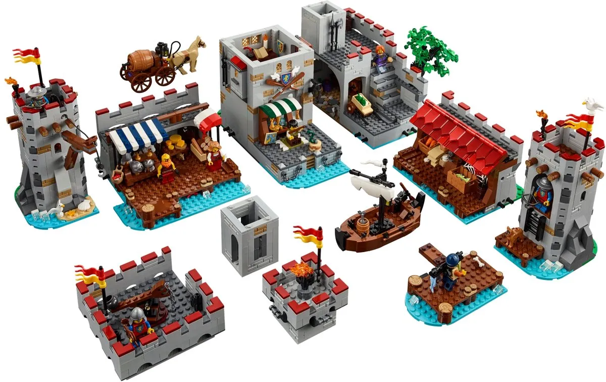 LEGO Medieval Seaside Market 910047 - 2560 Stenen - 9 Minifiguren