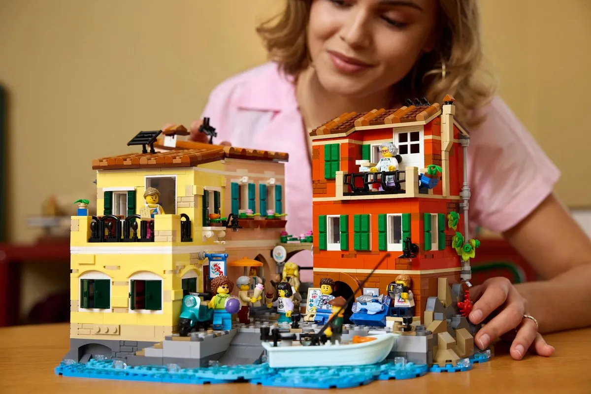 LEGO Ideas Italiaanse Rivièra 21359 - 3251 Stukken
